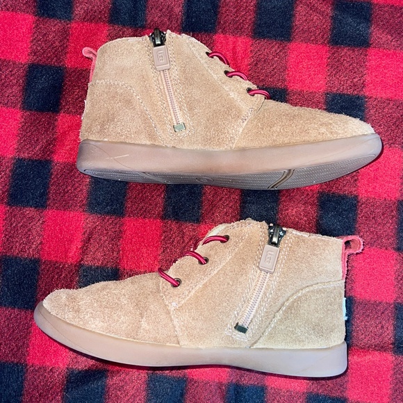 UGG Toddler Boys Size 12 Tan with Red Suede Ankle Boots with Zipper - Picture 3 of 9